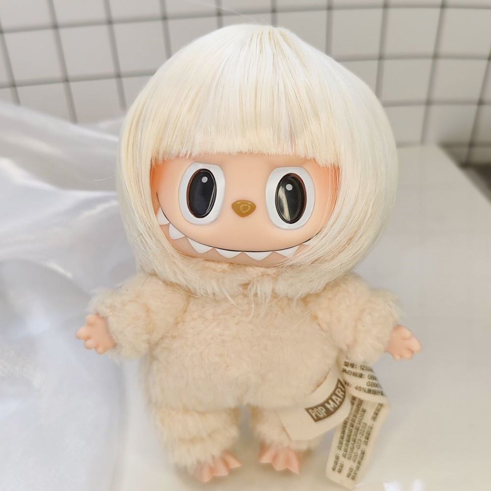 Platinum Blonde Set on 17cm plush doll: platinum blonde full wig with layered bangs and straight styling, 17cm plush doll...