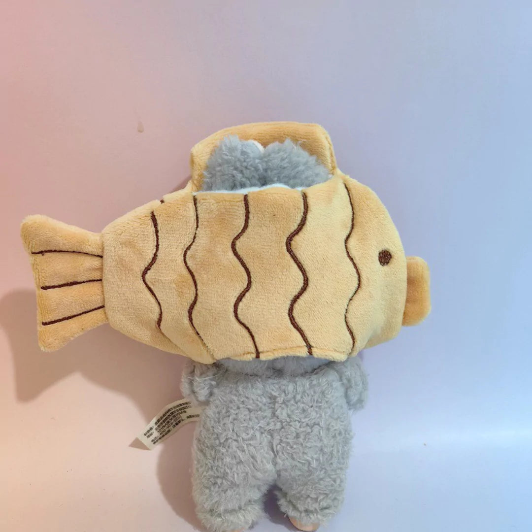 Taiyaki Fish Outfit on 17cm plush doll: taiyaki fish-shaped plush cape, fits snugly over your 17cm plush doll with an open...